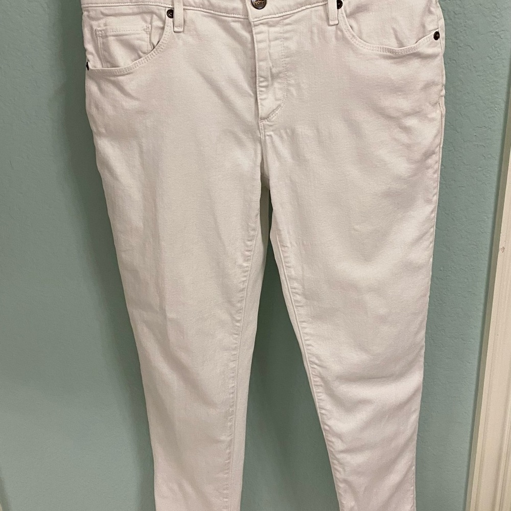 Loft Relaxed Skinny white Jeans Size 6/28